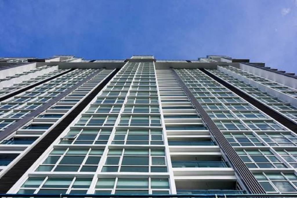 Experience The Coast - Hostahome Suites At Paragon Residence Near Downtown Джохор-Бару Экстерьер фото